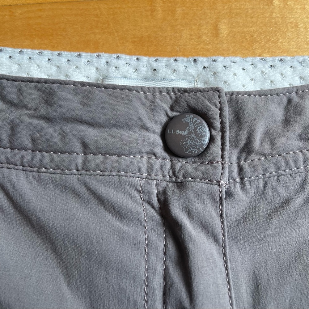 L.L. Bean mid-rise trail shorts in size 10 - Picture 2 of 6